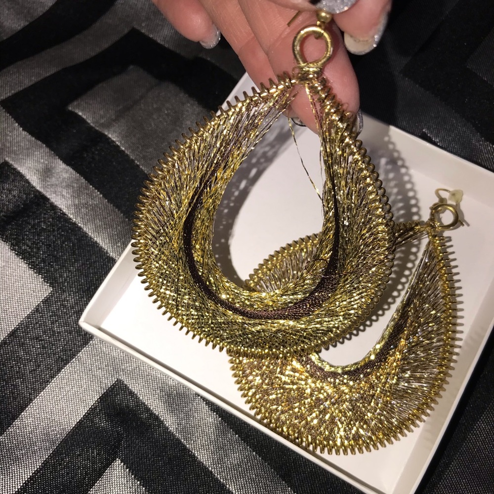 Adorable gold earings/ trendy 🤗